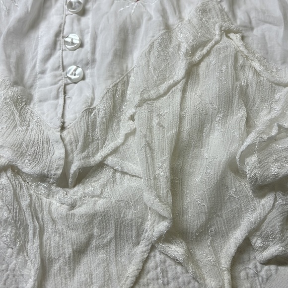 ⭐️🌸Vintage more by lata white embroidered handkerchief hem button front top L - Picture 10 of 12